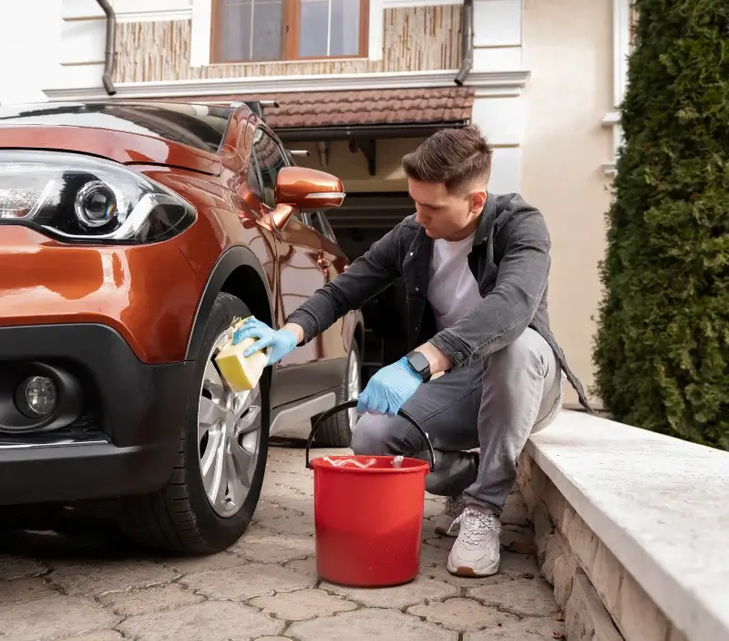 Lavage auto à domicile Montgeroult : professionnel intervenant sur un véhicule